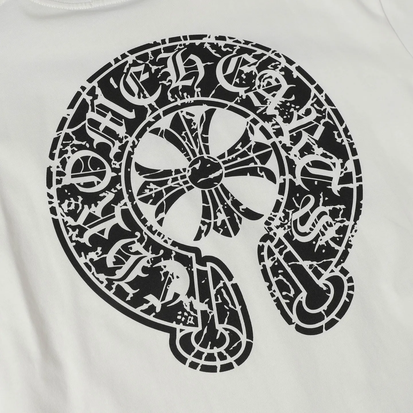 🅿️170 CHROME HEARTS/Chrome Heart CH Sanskrit printed short-sleeved T-shirt The fabric is made of 280g heavy combed cotton, customized with 32 count 1*1 threads, and washed twice for ready-to-wear. The fabric is comfortable and skin-friendly without any strange feeling. Custom-dyed fabric, with high textile density, good drape, and not easy to deform. The thick texture and tight spinning process will not affect the breathability of the fabric. The color saturation is very high. Imported digital direct-injection printing technology. A versatile and good-looking short-sleeve. The loose version covers the flesh and makes you look slimmer. It is the same style for men and women. It has three complete standards. Color: Black-White Size: XS-L